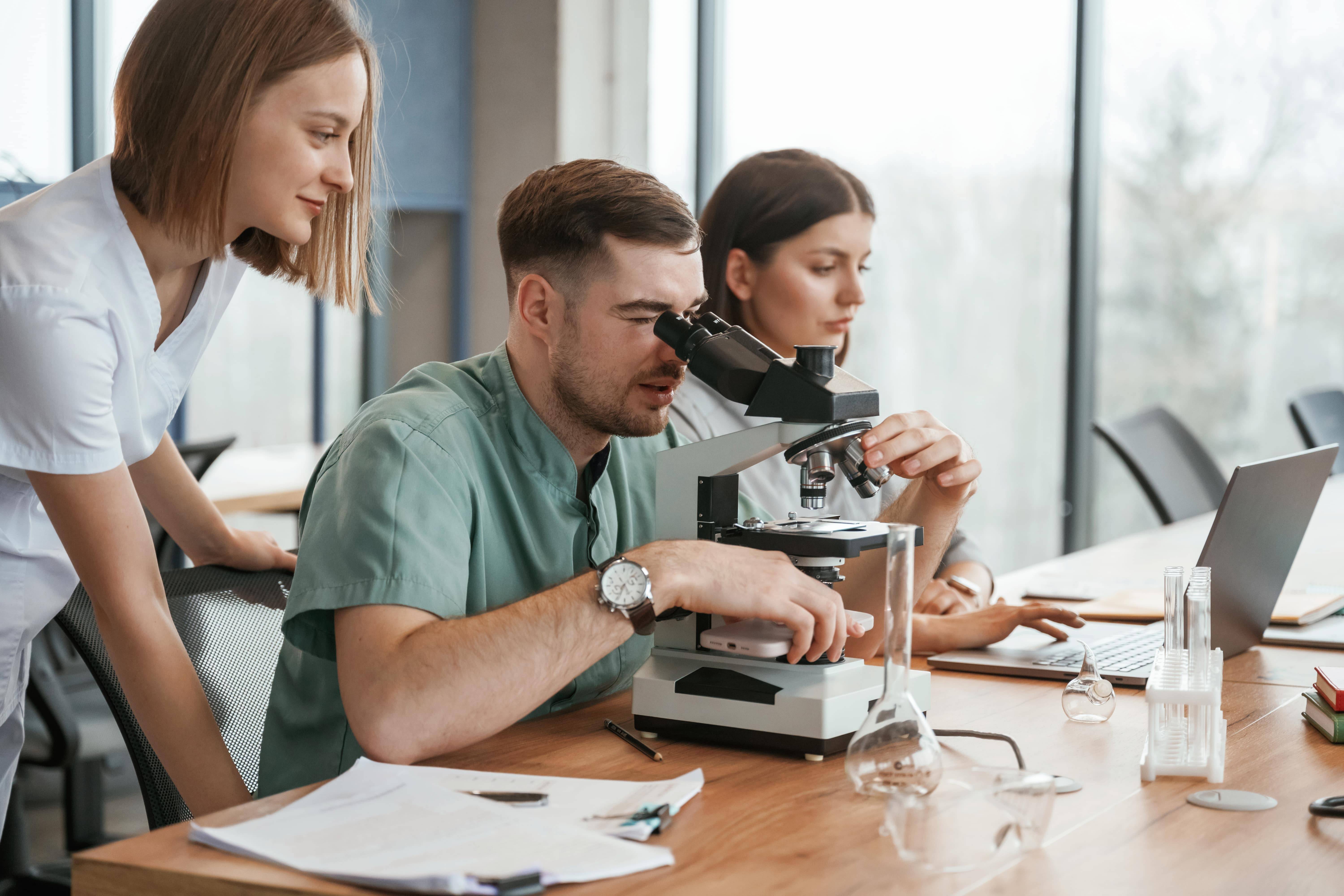 ¿Qué hace un higienista dental y cuál es su formación?