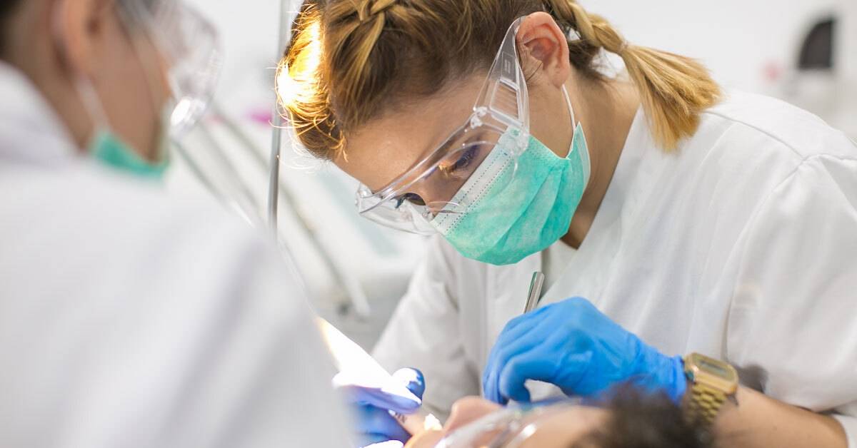 ¿Qué es el tratamiento de blanqueamiento dental?